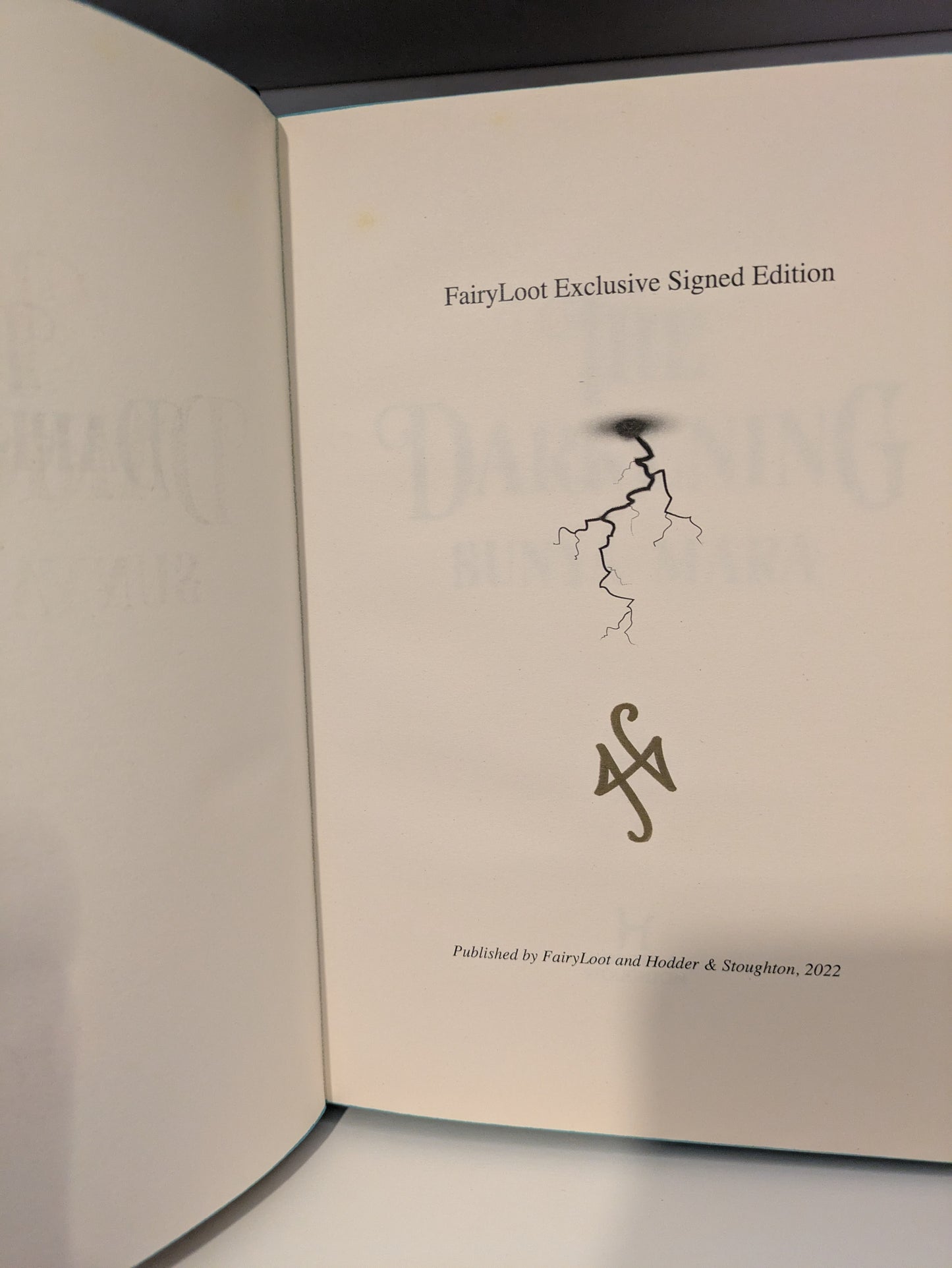 The Darkening; Sunya Mara (Fairyloot special edition)