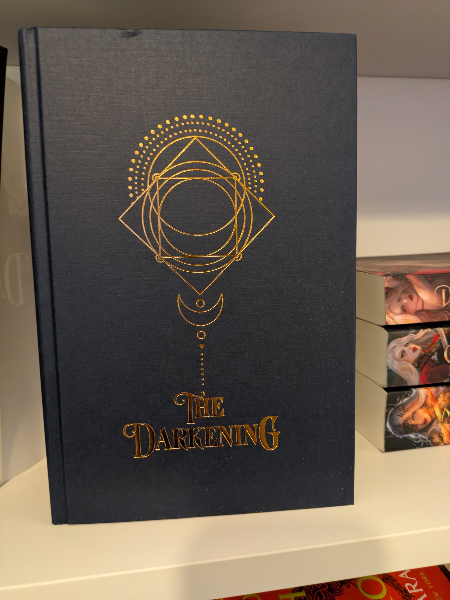 The Darkening; Sunya Mara (Fairyloot special edition)